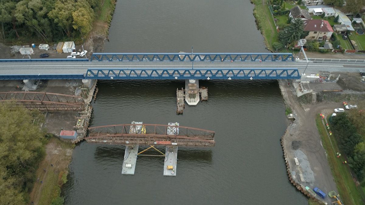 Starý železniční most v Čelákovicích se na pontonu svezl na břeh